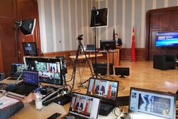 Kameras, Scheinwerfer und Bildschirme sind auf Hanno Rademacher vom China Competence Center gerichtet.
