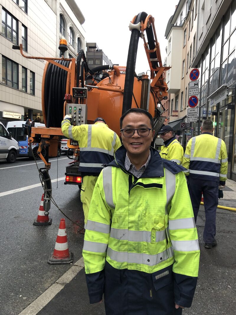 Huang Zhuliang im Einsatz auf und unter Wuppertaler Straßen